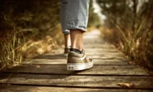 Lợi ích sức khỏe bất ngờ khi đi bộ lùi
