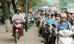 Bị phạt vì đi xe máy lên vỉa hè nhưng đổ lỗi tại ôtô Bị phạt vì đi xe máy lên vỉa hè nhưng đổ lỗi tại ôtô